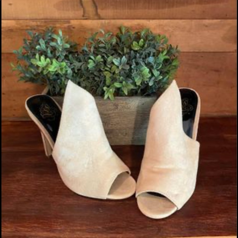 Adorable pair of slides size 8